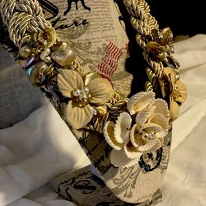 Gardenia shell necklace